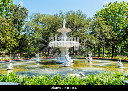 Savannah, États-Unis - 11 mai 2018 : célèbre fontaine Forsyth Park, Géorgie au cours de journée ensoleillée en été avec des gens libre Banque D'Images