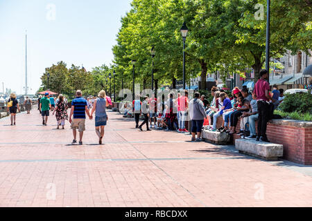 Savannah, États-Unis - 11 mai 2018 : vieille ville, rue River en Géorgie du Sud célèbre ville avec beaucoup de gens en marche, promenade Parc Plaza Hôtel de ville appelé Banque D'Images