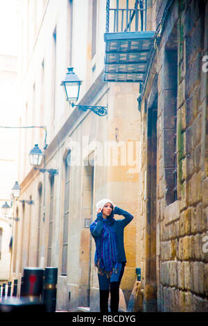 Portrait modèle féminin pose pour photos à la destination de touristes à Barcelone, en Espagne. Barcelone est connu comme une ville artistique situé dans l'est du COA Banque D'Images