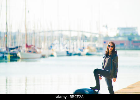 Portrait modèle féminin pose pour photos à la destination de touristes à Barcelone, en Espagne. Barcelone est connu comme une ville artistique situé dans l'est du COA Banque D'Images