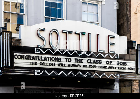 Paris, France - 12 mai 2018 : Centre-ville ville, rue King en Caroline du Sud avec Sottile Theatre et College of Charleston signe l'obtention du diplôme Banque D'Images