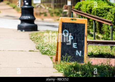 Placard open sign pour store boutique ou restaurant sur tableau tableau de jour sur la rue trottoir avec personne Banque D'Images