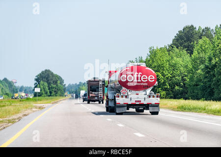 Les skippers, USA - Le 14 mai 2018 : Route Autoroute I-95 en Virginie avec réservoir de carburant dans le trafic de camions et de signer pour le meilleur du café sur l'interstate, publicité fo Banque D'Images