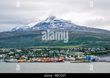 Akureyri, Islande - 16 juin 2018 : vue sur l'horizon sur grande ville village de pêcheurs avec fjord et montagne couverte de neige à pied avec les navires en Banque D'Images