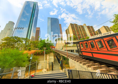 Los Angeles, California, United States - 9 août 2018 : Angels Flight, vue par l'extrémité inférieure, est un funiculaire dans Hill Street, Bunker Hill de la ville. Los Angeles Historic-Cultural Monument. Banque D'Images