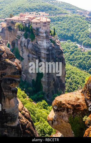 Météores, Grèce - 16 juin 2013 : Le Monastère de Varlaam est le deuxième plus grand monastère situé sur la formation de la roche les météores en Grèce. Il a été fou Banque D'Images