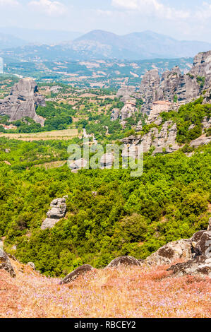 Météores, Grèce - 16 juin 2013 : vue panoramique sur le paysage pittoresque des formations rocheuses des météores avec Saint Nicolas Anapafsas de monastère sur la falaise un Banque D'Images