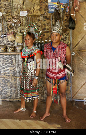 La femme et l'homme dans l'Iban tribal traditionnel, robe longue maison Mengkak, Batang Ai, du Sarawak (Bornéo), Malaisie Banque D'Images