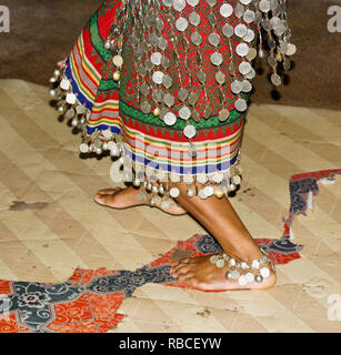 Iban femme dansant lors du port de vêtements tribaux traditionnels, Mengkak, Batang Ai Longhouse, Sarawak (Bornéo), Malaisie Banque D'Images