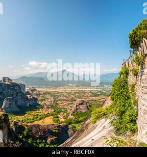 Météores, Grèce - 16 juin 2013 : vue panoramique à partir de Meteoron Monastère terrasse avec garde-corps en bois de sciage sur les météores pittoresque paysage rock formations Banque D'Images