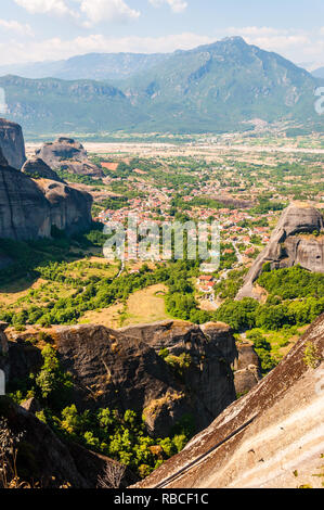 Météores, Grèce - 16 juin 2013 : vue panoramique sur les météores pittoresque paysage formations rocheuses et la vallée où situé à ville Kalabaka Banque D'Images