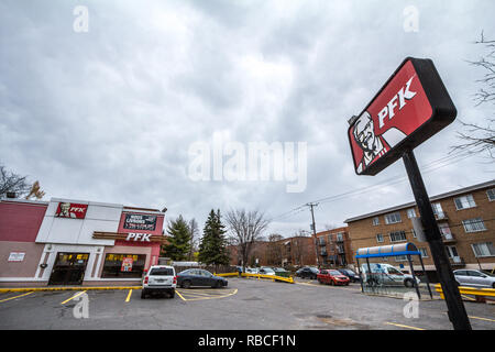 Montréal, Canada - le 9 novembre 2018 : PFK Logo sur un restaurant local à Montréal. Poulet Frit Kentucky est le nom de Québec, KFC Kentucky Fried Chicke Banque D'Images