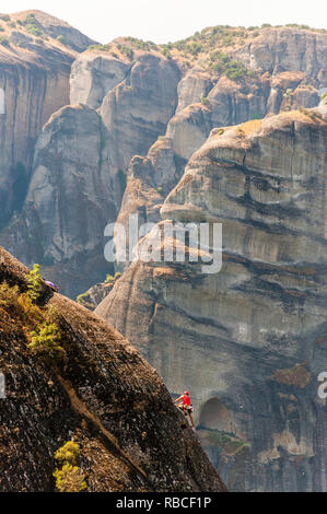 Météores, Grèce - 16 juin 2013 : rock climber extrême escalade sur le sommet de l'une des falaises rocheuses des Météores Banque D'Images