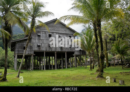 Maison de bois traditionnelle réplique tribu Melanau, Sarawak Cultural Village, Kuching, Sarawak (Bornéo), Malaisie Banque D'Images