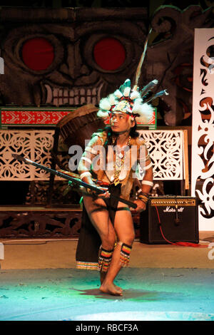 Orang Ulu homme Kanjet Ngeleput tribal de la scène de chasse, de danse Village Culturel de Sarawak Kuching, Sarawak, Malaisie (Bornéo), Banque D'Images