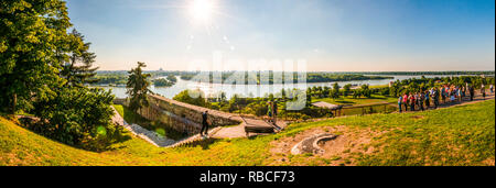 Belgrade, Serbie - Juin 09, 2013 : La célèbre forteresse de Belgrade, le complexe situé sur la colline avec vue panoramique vue panoramique sur la ville. Les touristes trav Banque D'Images