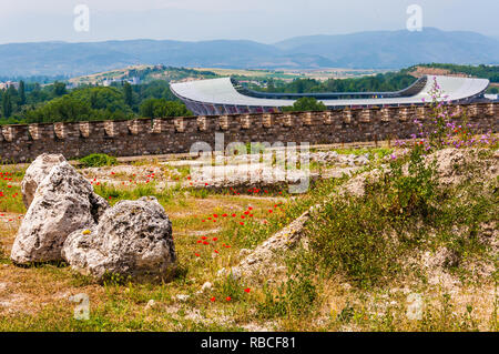 Skopje, Macédoine - 10 juin 2013 : vue panoramique sur le stade moderne à Skopje qui appelle Philip II Arena avec rocky terre pleine de fleurs en croissance Banque D'Images