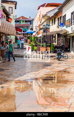 Skopje, Macédoine - 10 juin 2013 : les rues de la ville la Vieille ville pleine de flaques d'eau après les fortes pluies dans la région de Skopje, Macédoine Banque D'Images