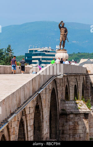 Skopje, Macédoine - 10 juin 2013 : l'architecture du pont et giant statue en bronze de l'ancien guerrier king, Philip Deuxième de Macédoine, père d'Al Banque D'Images