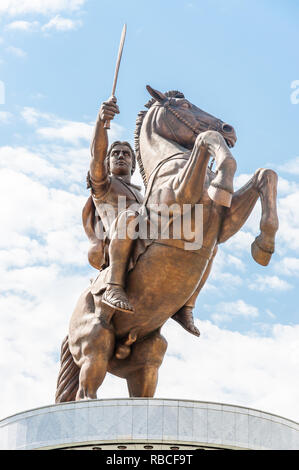 Skopje, Macédoine - 10 juin 2013 : une gigantesque statue en bronze de l'ancien guerrier avec épée roi sur le cheval que debout sur ses pattes arrière. La st Banque D'Images