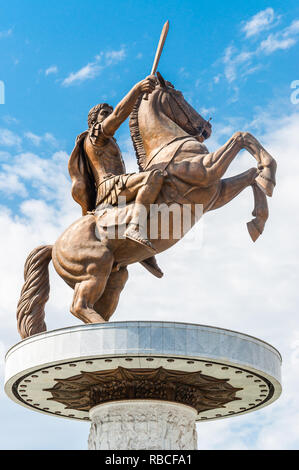 Skopje, Macédoine - 10 juin 2013 : une gigantesque statue en bronze de l'ancien guerrier avec épée roi sur le cheval que debout sur ses pattes arrière. La st Banque D'Images