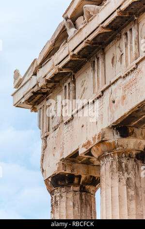 Athènes, Grèce - 12 juin 2013 : les têtes de chevaux en sortant de la célèbre façade dorique temple du Parthénon sur l'Acropole à Athènes, Grèce Banque D'Images