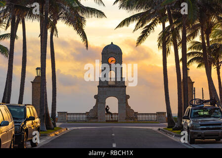 Tour de l'horloge de bord de mer au lever du soleil sur l'Ocean Boulevard à Worth Avenue à Palm Beach, Floride, USA. Banque D'Images