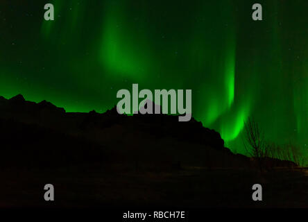 Northern Lights danser dans le paysage de l'Islande Banque D'Images