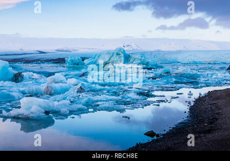 Glacier jökulsárlón Lagoon en Islande au coucher du soleil Banque D'Images