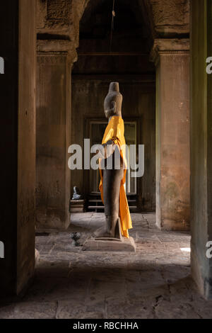 Statue de Bouddha Debout dans le corridor d'Angkor Wat Banque D'Images