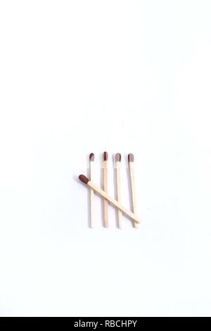 Photo d'allumettes en bois. Isolé sur le fond blanc. Banque D'Images