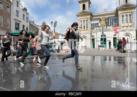 Les adolescents traînant ensemble à Kingston-upon-Thames, Surrey, Angleterre Banque D'Images