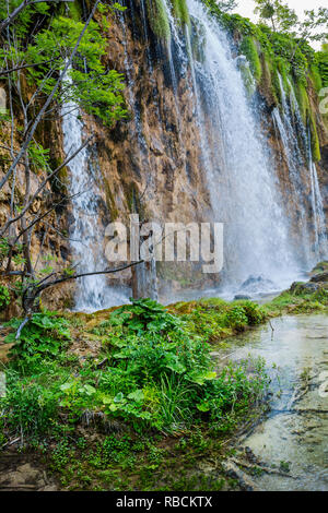 Grand (Grand) cascade. Veliki Slap. Le parc national des Lacs de Plitvice. Gamme de montagne Plješivica Lika . Le parc s'inscrit dans deux comtés et Lika-Senj Banque D'Images