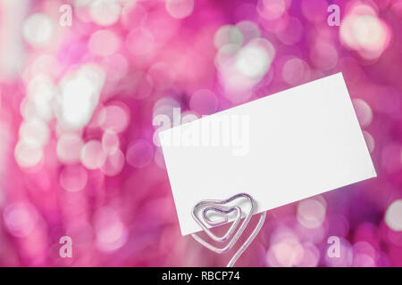 Papier blanc vide vide note sur bokeh doux floue fond rose. Espace libre pour tout texte design. Valentines background concept. Soft Focus. Banque D'Images