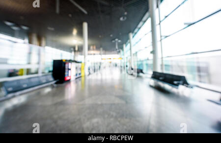 Photo floue abstraite des passagers en attente sur l'aéroport. Terminal de l'aéroport de flou artistique vide avec espace d'attente pour le vol d'avions commerciaux dans Banque D'Images