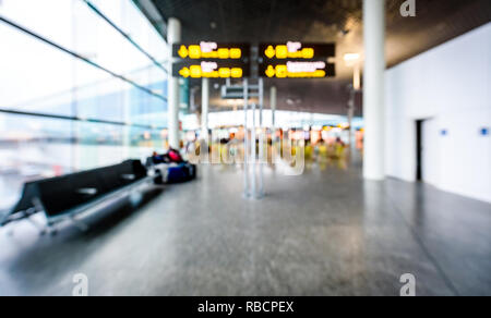 Photo floue abstraite des passagers en attente sur l'aéroport. Terminal de l'aéroport de flou artistique vide avec espace d'attente pour le vol d'avions commerciaux dans Banque D'Images