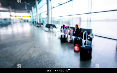 Photo floue abstraite des passagers en attente sur l'aéroport. Terminal de l'aéroport de flou artistique vide avec espace d'attente pour le vol d'avions commerciaux dans Banque D'Images