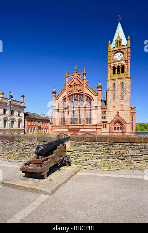 L'Irlande du Nord, comté de Derry, Le Guild Hall, vue de la ville et de ses murs du 17ème siècle avec un canon à l'avant-plan. Banque D'Images