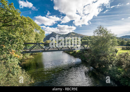 Llyn Padarn Country Park de rejoindre river pour les deux lacs à Llanberis en Galles du Nord vue vers Snowdon Yr Wyddfa mountain Banque D'Images