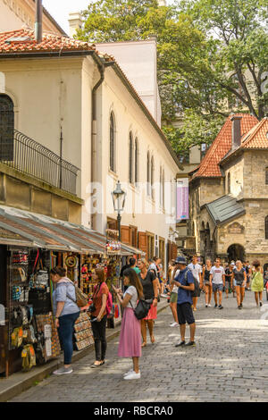 PRAGUE, RÉPUBLIQUE TCHÈQUE - Juillet 2018 : les gens, les étals de produits souvenirs de navigation sur une rue latérale dans le centre-ville de Prague. Banque D'Images