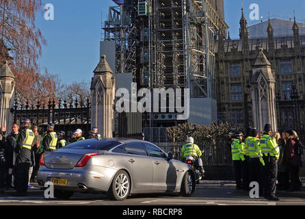 Westminster, London, UK. 8 janvier 2019. Les gardes de police supplémentaires Premier ministre Theresa May's voiture car il arrive au Parlement comme Brexit les manifestations se poursuivent à l'extérieur du Parlement le lendemain après Anna Soubry MP a été insulté comme un "menteur" et "nazi". Les affrontements ont fait des dizaines de députés pour exiger une meilleure protection, le président de la Chambre a appelé les manifestations 'fascisme', tandis que Facebook et Paypal retiré protestataire comptes. Credit : Andy Stehrenberger / Alamy Live News Banque D'Images