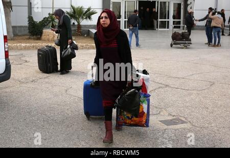 La ville de Gaza, la bande de Gaza. 8 janvier, 2019. Les Palestiniens arrivent à la frontière de Rafah lors de leur retour à Gaza, dans le sud de la bande de Gaza. L'Autorité palestinienne a déclaré dimanche qu'il retirait le personnel du poste frontière de Rafah avec l'Egypte dans le sud de la bande de Gaza. Credit : Ashraf Amra/APA/Images/fil ZUMA Alamy Live News Banque D'Images