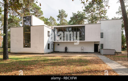 Dessau, Allemagne. Août 24, 2018. 08/24/2018, la Saxe-Anhalt, Dessau : l'une des maisons de maître du Bauhaus à Dessau. Parallèlement à la bâtiment du Bauhaus, Walter Gropius avait été chargé de construire trois maisons identiques pour les maîtres du Bauhaus. La maison jumelée a été un site du patrimoine mondial de l'Unesco depuis 1996, avec les quatre autres maisons de maître. Crédit : Frank Rumpenhorst/dpa | dans le monde d'utilisation/dpa/Alamy Live News Banque D'Images