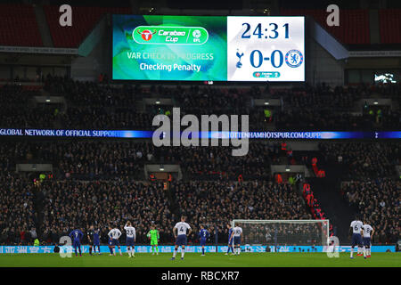 Londres, Royaume-Uni. 8 janvier, 2019. Le match est arrêté alors que la peine de Tottenham Hotspur est vérifiée à l'aide de VAR - Tottenham Hotspur v Chelsea, Carabao Cup demi-finale - Première étape, le Stade de Wembley, Londres (Wembley) - 8 janvier 2019 Editorial N'utilisez que des restrictions s'appliquent - DataCo Crédit : journée limitée/Alamy Images Live News Banque D'Images