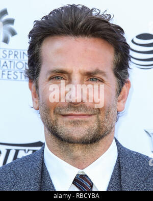 (Dossier) Bradley Cooper fait BAFTA Awards Nominations l'histoire. Bradley Cooper a brillamment cinq nominations - Meilleur Film de production, Meilleur Réalisateur, Meilleur scénario adapté, Meilleur acteur et Meilleure Musique. PALM SPRINGS, CA, USA - 04 janvier : acteur/réalisateur Bradley Cooper arrive à divers prix Impact de la création et 10 administrateurs de regarder le tapis rouge 2019 Brunch au 30ème Festival International du Film de Palm Springs Awards Gala tenu au Parker Palm Springs le 4 janvier 2019 à Palm Springs, Californie, États-Unis. (Photo par Xavier Collin/Image Press Office) Banque D'Images