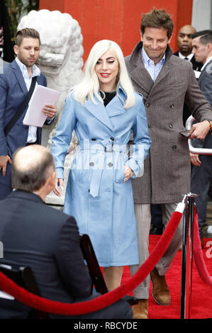 Lady Gaga et Bradley Cooper assister au Théâtre chinois de Grauman héberge Sam Elliott Part et cérémonie empreinte de théâtre chinois de Grauman le 7 janvier 2019 à Hollywood, Californie. Dans le monde d'utilisation | Banque D'Images