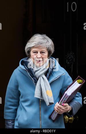 Londres, Royaume-Uni. 9 janvier, 2019. Premier ministre Theresa peut laisse 10 Downing Street pour assister à la première session de questions au premier ministre depuis les vacances de Noël, suivi par le premier jour du Brexit débat qui précédera le prochain vote à la Chambre des communes. Credit : Mark Kerrison/Alamy Live News Banque D'Images