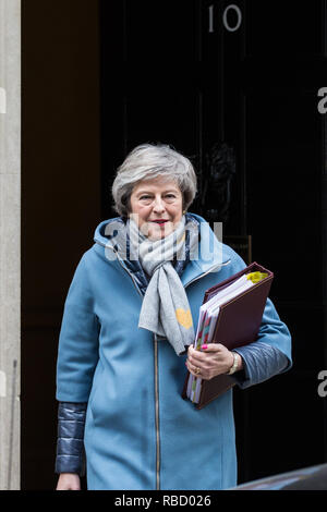 Londres, Royaume-Uni. 9 janvier, 2019. Premier ministre Theresa peut laisse 10 Downing Street pour assister à la première session de questions au premier ministre depuis les vacances de Noël, suivi par le premier jour du Brexit débat qui précédera le prochain vote à la Chambre des communes. Credit : Mark Kerrison/Alamy Live News Banque D'Images