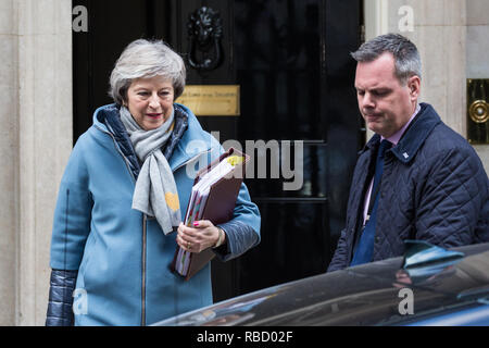 Londres, Royaume-Uni. 9 janvier, 2019. Premier ministre Theresa peut laisse 10 Downing Street pour assister à la première session de questions au premier ministre depuis les vacances de Noël, suivi par le premier jour du Brexit débat qui précédera le prochain vote à la Chambre des communes. Credit : Mark Kerrison/Alamy Live News Banque D'Images