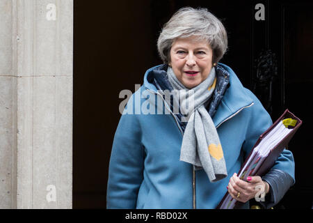 Londres, Royaume-Uni. 9 janvier, 2019. Premier ministre Theresa peut laisse 10 Downing Street pour assister à la première session de questions au premier ministre depuis les vacances de Noël, suivi par le premier jour du Brexit débat qui précédera le prochain vote à la Chambre des communes. Credit : Mark Kerrison/Alamy Live News Banque D'Images